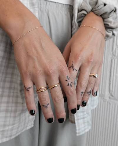 Single needle linework on a finger tattoo ♡ done at @syzygytattooing • • • #tattoos #tattooartist #tattooartists #finelinetattoos #finelinetattoo #tattoo #tattooist #tattoostudio #tattooshop #arizona #arizonatattoo #tattoodesign #tattooideas #fineline ...