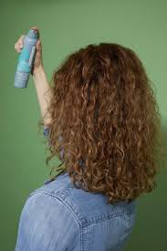 How To Scrunch Hair To Create Curls Easy Video Tutorial This encourages curl definition and adds bounce to curls. how to scrunch hair to create curls