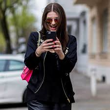 Tinder uses your location to send you profiles of people in your r and men have complained that the deck is stacked against them; Tinder Vs Bumble Die Dating Apps Im Test Das Konnen Sie Wirklich Cosmopolitan