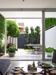 Dengan tampilan dinding seperti itu, ada kesan modern dan juga artistik yang ditimbulkan. 7 Idea Dekorasi Lanskap Halaman Rumah Giler Deco