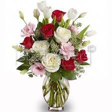 Mazzo di rose rosse e bianche. Consegna Di Fiori A San Valentino
