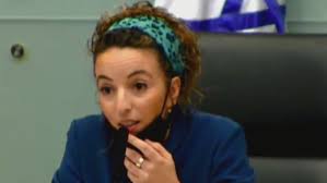 בשירותה הצבאי הייתה מדריכת טיולים בבית ספר שדה שער הגיא. Vtnyqo Qnsxejm