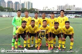 Demam bola sepak kembali melanda seluruh jiwa rakyat malaysia apabila pasukan kebangsaan ketika ini sedang berjuang untuk membawa pulang piala keramat kali ini, mari sl bawakan 10 pasangan artis dan pemain bola sepak tempatan yang telah berkahwin dan bahagia sehingga ke hari ini. 27 Pemain Telah Dipanggil Ke Kem Latihan Pusat Skuad Malaysia B 15