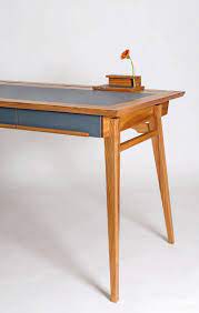 Der schreibtisch retro ist gefertigt aus elegantem und hochwertigen holz und besitzt eine authentische oberfläche. Interessenkonflikt Schreibtisch Im Retro Stil Der 1960er Jahre Dds Das Magazin Fur Mobel Und Ausbau