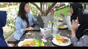 Social anxiety disorder atau fobia sosial adalah gangguan kesehatan mental yang ditandai dengan rasa takut akan diawasi, dihakimi, atau dipermalukan oleh orang lain. Film Interaksi Sosial Formal Dan Non Formal Youtube