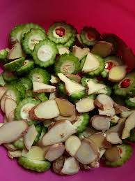 Khasiatnya untuk awet muda, penhidap kanser, memberikan tenaga, penawar kegatalan, kelancaran haid, tenaga batin dan penjagaan jantung. Jadikan Peria Amalan Tradisi Dalam Keluarga Untuk Jaga Kesihatan Kekal Awet Muda Keluarga