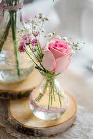 Vintage Deko Mit Rosa Akzenten Mit Bildern Kleine Blumenarrangements Blumenarrangements Dekoration Hochzeit