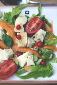 Wer tomaten wer tomaten, mozzarella und basilikum mag, sollte diese kombination unbedingt mal in pikanten muffins probieren. Mozarella Tomaten Salat Mit Johannisbeeren Rezepte Zum Grillfest Leonardoglas Leonardo Naschenmitdererdbeerqueen De