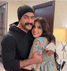 وكانت الفنانة ياسمين عبد العزيز نشرت عبر حسابها الشخصي على موقع التواصل الاجتماعي فيس بوك، كوميك لشخصية الخديوي التي قدمها زوجها أحمد العوضي في مسلسلهما الأخير اللي ملوش كبير، حيث علقت عليه قائلة: Ø£Ø­Ù…Ø¯ Ø§Ù„Ø¹ÙˆØ¶ÙŠ ÙŠÙ†Ø´Ø± ØµÙˆØ±Ø© Ø±ÙˆÙ…Ø§Ù†Ø³ÙŠØ© Ù…Ø¹ ÙŠØ§Ø³Ù…ÙŠÙ† Ø¹Ø¨Ø¯ Ø§Ù„Ø¹Ø²ÙŠØ² Ø§Ù„ÙŠÙˆÙ… Ø§Ù„Ø£ÙˆÙ„