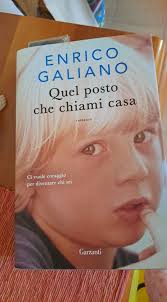Enrico Galiano " quel posto che chiami casa" .Iniziato oggi ho letto 40  pagine ..... per il momento è da BRIVIDI. Scusate ho un vuoto però , chi è  Flippo ho sfogliato