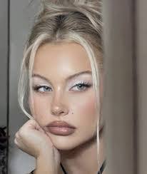 Amber Schaefer's Instagram, Twitter & Facebook