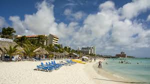 Life is exceptionally good at sunny surfside beach bar. Aruba Das Karibik Portal