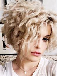 Taglio scalato fai da te per capelli ricci. Tagli Di Capelli Ricci E Ricci 2020 2021 Tagli Di Capelli Alla Moda Per Capelli Ricci Nuove Foto Idee Per Lo Styling