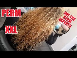 Gleich zwei jahrzehnte lang galt sie als die trendfrisur. Can You Spot The Perm In These Curls Dauerwelle Xxl By Joerg Mengel Friseure By Jorg Mengel