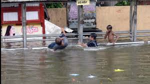 #mumbai #mumbai rains #when it rains it pours #mumbailocal #kind stranger #bad day #floods flashback 26 july 2005: Woman Kids Swept Away In Flooded Drain In Mumbai After Heavy Rains