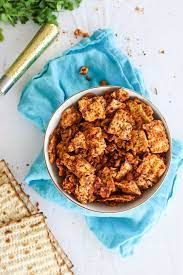 Matzah Snack Mix What Jew Wanna Eat A Fun And Easy Snack For Passover Jewish Recipes Kosher Recipes Jewish Cooking