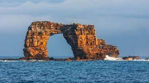 El arco se asentaba en una rocosa meseta sumergida, de forma irregular, y de él solo quedaron en pie dos pilares. Se Derrumbo El Arco De Darwin Un Icono De Las Galapagos