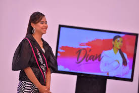 Sejak gelaran dewi remaja disandang oleh pelakon raysha rizrose, kini program pencarian dewi remaja kembali mencungkil bakat. Tersingkir Di Minggu Separuh Akhir Dian Happy Untuk 5 Finalis Akhir Dewi Remaja 2019 Remaja