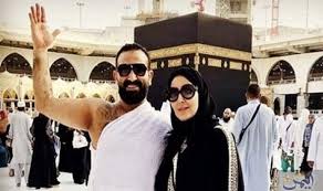 نشر الممثل المصري محمد إمام صورة للفنان المصري أحمد سعد على صفحته الخاصة على موقع التواصل الاجتماعي تظهر تقليده لوك شخصية إمام في مسلسل النمر. Ø£Ø­Ù…Ø¯ Ø³Ø¹Ø¯ Ù…Ø¹ Ø²ÙˆØ¬ØªÙ‡ Ø£Ù…Ø§Ù… Ø§Ù„ÙƒØ¹Ø¨Ø© Ø£Ø±ÙˆØ¹ Ù…Ø§ ÙÙŠ Ø§Ù„ÙˆØ¬ÙˆØ¯ Ø§Ù„ÙŠÙ…Ù† Ø§Ù„ÙŠÙˆÙ…