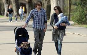 Raczej nie pokazuje swojej rodziny. Reni Jusis Chwali Sobie Zycie Z Dala Od Warszawy Mamy Niebieskie Niebo I Wielkie Polacie Lasow Pomponik Pl