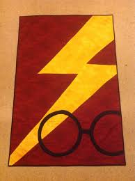 Harry Potter Griffindoor Quilt I Made A Pattern By Copying A Picture And Top Stitched The Lightning Bolt And The Glasses To The Quilt Cizim Battaniye