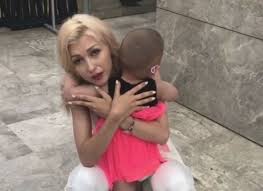 Ea a comandat desert, insa atunci cand a fost servita a avut parte de o surpriza. Andreea Balan In Lacrimi Fetita Din Bratele Ei I A Sfasiat Sufletul Plang Incontinuu Foto Despre Botosaniul Interzis