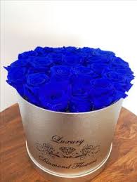 Our home décor luxury diamond cut acrylic boxes are modern yet simple. Luxury Diamond Flowers Delivery Roses In Box Miami Ldiamondflowers Profil Pinterest