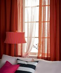Gardinen In Unterschiedlichen Schichten Ermoglichen Dir In Einem Raum Das Spiel Mit Licht Un Vorhange Wohnzimmer Braune Couch Wohnzimmer Ideen Wohnzimmer Braun