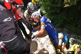 Instead, if you say casartelli, the first thing that should come to mind is the winner of the 1992 olympic road race … but people remember calamity more than good things. Holm On Tour Stage 16 Crash Gilbert S Scream Was A Good Sign Velonews Com