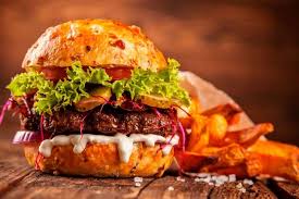 Aunque su origen es un tanto incierto, algunos lo remontan al siglo xix cuando un grupo de cocineros colocaron un poco de carne entre dos panes, mientras otros. S6 Lagbh8lshem