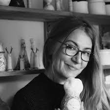 Hilary Mayo's Instagram, Twitter & Facebook