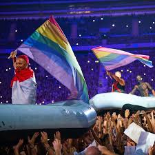Polens nationalkonservativer amtsinhaber andrzej duda hat bei der präsidentschaftswahl keine absolute mehrheit erreicht und muss am 12. Rammstein Schwenken Regenbogenflagge In Polen Und Setzen Klares Zeichen Gegen Homophobie Testspiel De