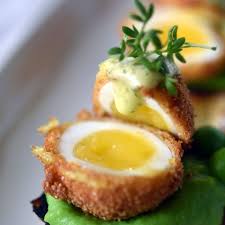 Frittiertes Wachtelei Auf Erbsencreme Laugencrostini Kresse Mayo Rezept Wachteleier Vorspeisen Rezepte Gourmet Essen