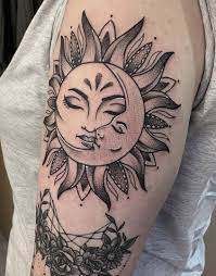 50意味のある美しい太陽と月のタトゥー Moon Tattoo Knee Tattoo Sun Tattoos