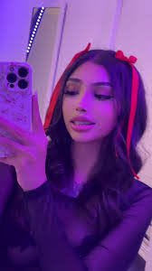 Carissa Saunders's Instagram, Twitter & Facebook