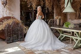 Du findest brautkleider, hochzeitsanzüge, trauringe und accessoires. Buchen Sie Jetzt Ihren Termin Bei Boss Wedding Store