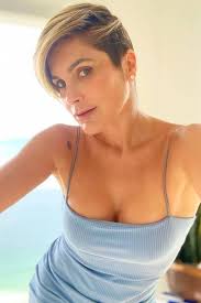 She has appeared on the cover of several major fashion magazines, including french vogue, marie claire, british and american elle. Flavia Alessandra Mostra O Processo Da Mudanca De Visual Estou Amando Veja Video Famosos Extra Online