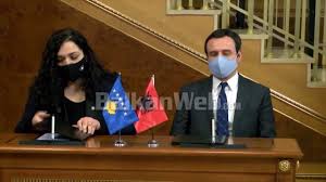 Albin kurti et vjosa osmani ont promis la justice et des emplois mais aussi d'intensifier les efforts pour obtenir des vaccins contre la pandémie du coronavirus qui a fait plus de 1.900 morts et submerge des services de santé fragiles. Albin Kurti Dhe Vjosa Osmani Nenshkruajne Marreveshje Garojne Se Bashku Ne Zgjedhjet E 14 Shkurtit Balkanweb Com News24