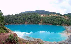 Air yang diwarnakan biru ini diolah untuk menjauhkan lumut dan lumpur. Tasik Biru Bukit Ibam Review Of Tasik Biru Muadzam Shah Malaysia Tripadvisor