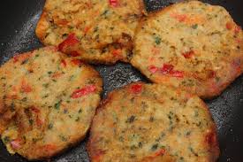 Avete poco tempo per preparare un primo piatto saporito per i vostri ospiti inattesi? Frittelle Di Zucchine E Peperoni Sapori Contadini Adatti Ad Ogni Stagione