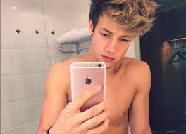 Go Behind The Scenes With Cameron Dallas At Magcon Tigerbeat Cameron Dallas Shirtless Cameron Dallas Cameron Alexander Dallas
