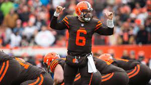 Baker Mayfield Pleads Ignorance After Appearing To Stare Down Hue Jackson Espn Baker Mayfield Pleads Ignorance Hue Jackson Baker Mayfield Nfl Baker Mayfield