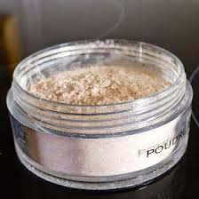 Depuis Des Annees Je Mets Du Fond De Teint Puis Un Peu De Poudre Sur Mon Visage Pour Matifier Et Me Donner Bon Slow Cosmetique Fond De Teint Bio Fond De