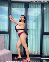 Selena.bb22 naked spreading thighs