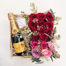 Send Roses In A Box Flowers In Los Angeles Ca Champagne Lovers Unique Flower Arrangements Vday Gifts