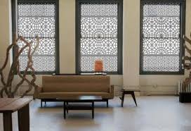 نصائح خبراء الديكور لتصميم شبابيك جديدة للمنزل تحافظ على الخصوصية صور موقع يالالة Yalalla Com عالم المرأة بعيون مغربية Window Treatments Living Room Modern Window Treatments Modern Windows