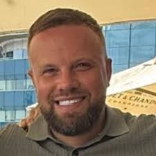 Airport staff are reportedly getting cash bonuses if they spot easyJet  passengers with oversized bags 🛍️ Read more: https://lnkd.in/e-SnQqAV