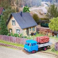 Nach der gravur den karton horizontal wenden und auf der rückseite schneiden. Modellhauser H0 Aus Karton Rule Hauschen Aus Karton Pappe Fur Modelleisenbahn H0 Anschliessend Legen Sie Den Zweiten Karton Ein Und Schneiden