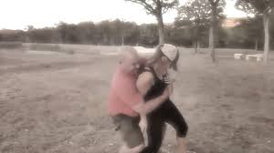 شاهد.. محاولة اغتصاب حفزت هذه السيدة على ابتكار حمالة صدر دفاعية