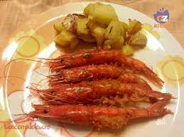 Sulla teglia da forno, versare un filo d'olio e quindi adagiatevi le fettine di patate, per formare un primo strato. Gamberoni Al Forno Gratinati Ricetta Le Ricette Del Cuore